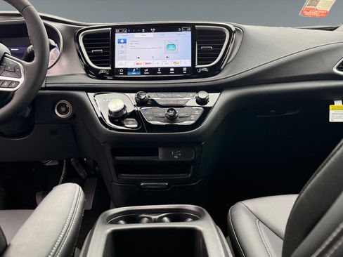 New 2026 Chrysler Pacifica Select image 11
