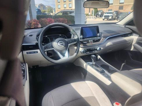 Used 2025 Nissan Altima 2.5 SV image 9