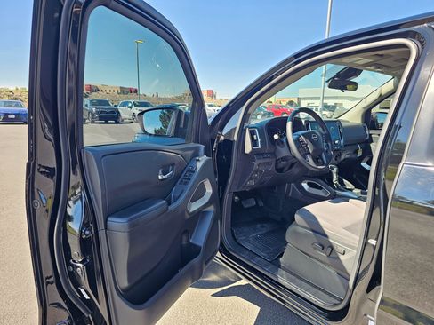 Used 2025 Nissan Frontier SV AWD/4WD image 17