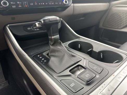 Used 2025 Kia Carnival FWD image 26