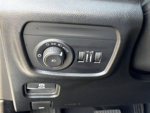 Used 2025 Jeep Grand Cherokee Limited w/ Luxury Tech Group II image 18