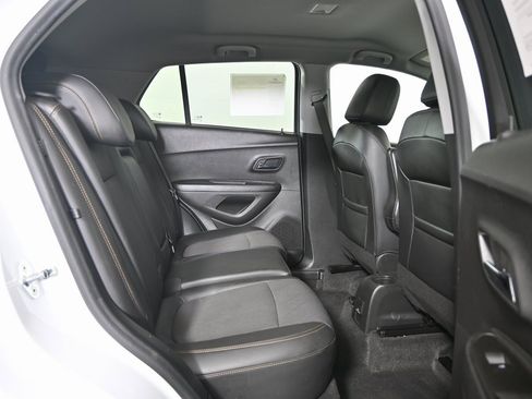 Used 2022 Chevrolet Trax LT w/ LT Convenience Package image 15