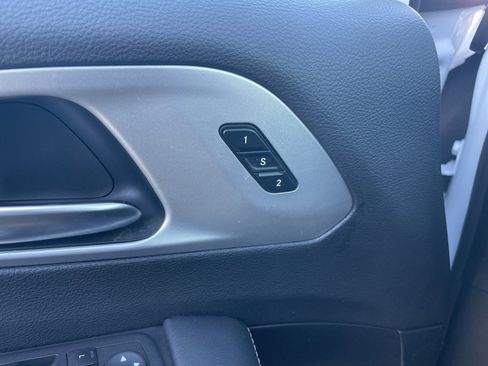 Used 2025 Chrysler Pacifica Limited image 37