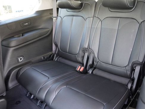 Used 2023 Jeep Grand Cherokee L Limited AWD/4WD image 18
