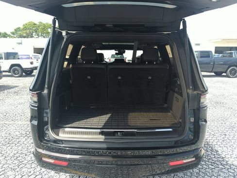 Used 2022 Jeep Grand Wagoneer Series II AWD/4WD image 32