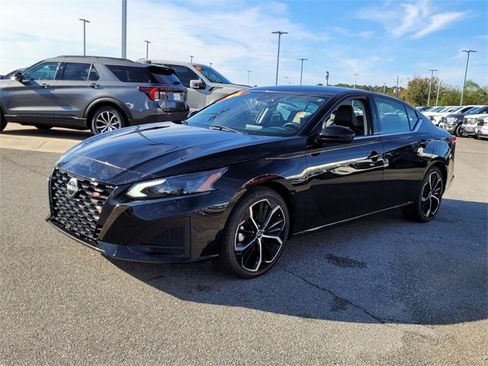 Used 2024 Nissan Altima 2.5 SR image 3