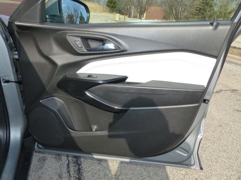 Used 2025 Chevrolet Trax LT w/ Driver Confidence Package image 35