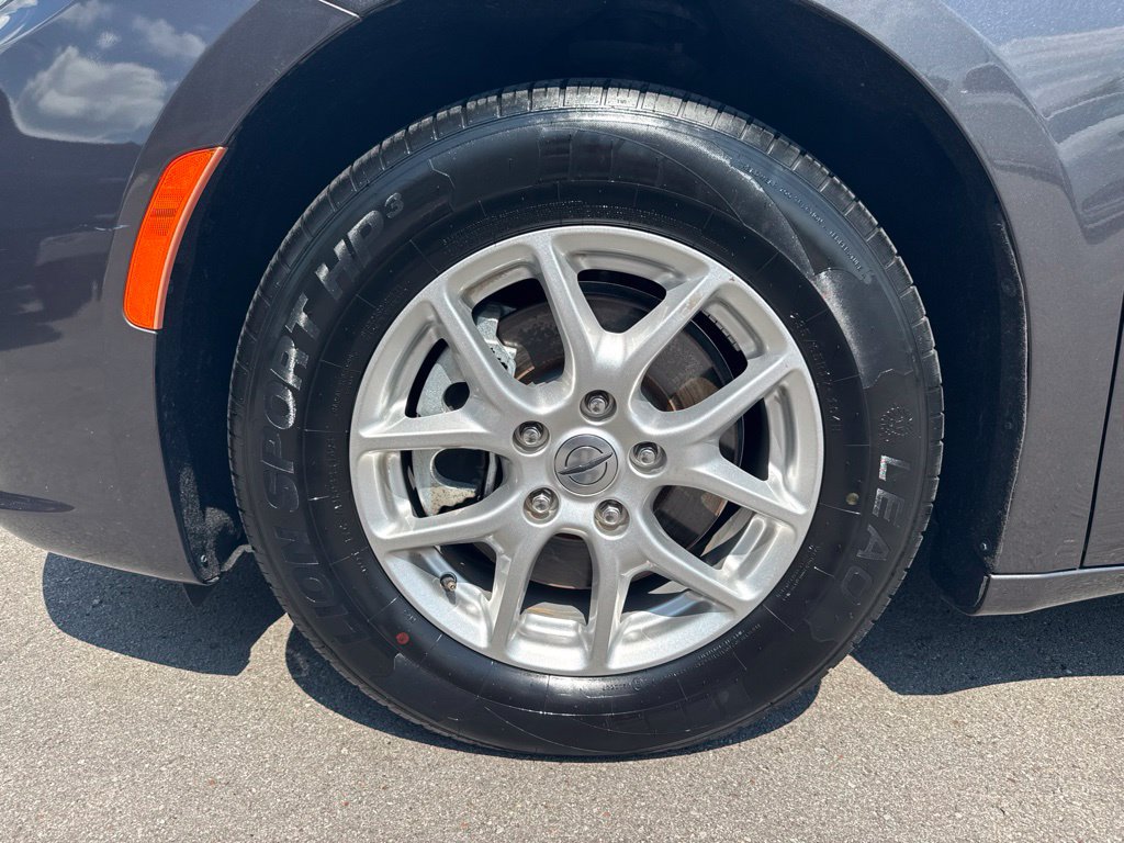 Used 2023 Chrysler Pacifica Touring-L FWD image 27