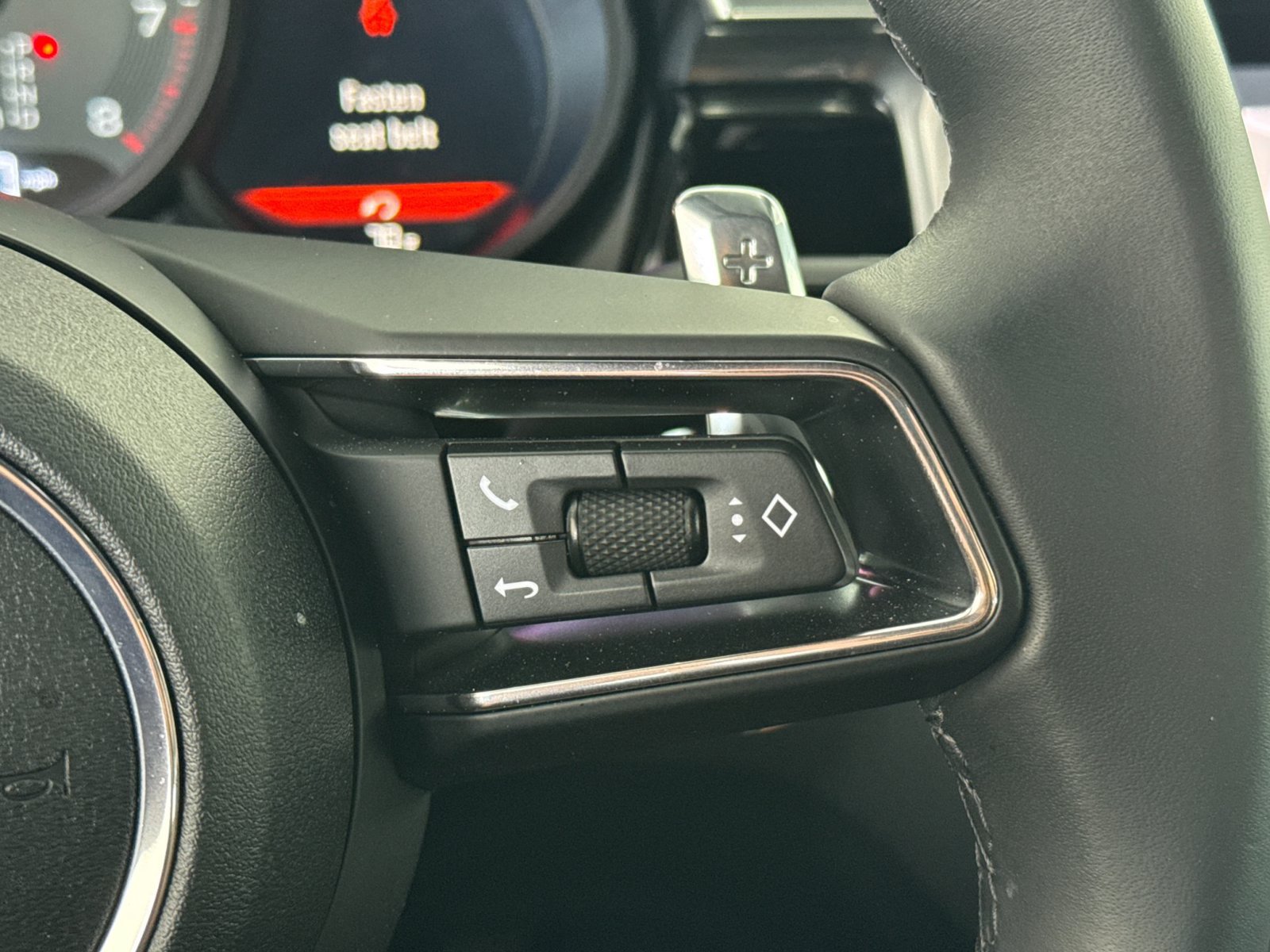Certified 2025 Porsche Macan AWD/4WD image 27