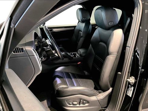 Used 2023 Porsche Cayenne Platinum Edition image 8
