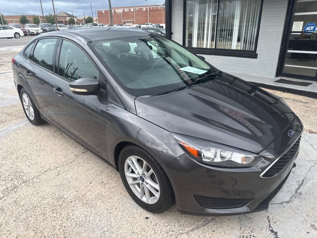 Used 2017 Ford Focus SE FWD image 2