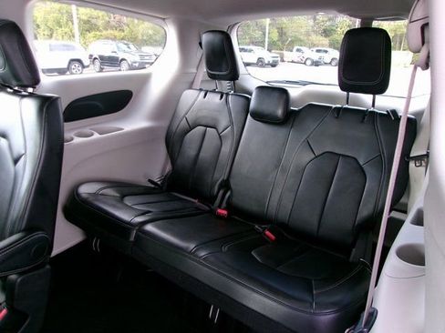 Used 2024 Chrysler Pacifica Touring-L image 19