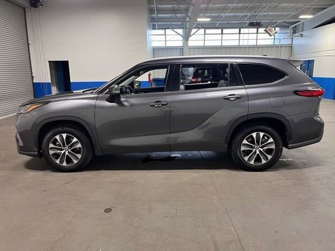 Used 2022 Toyota Highlander XLE image 5