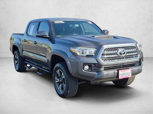Used 2017 Toyota Tacoma TRD Sport w/ Tow Package RWD image 3