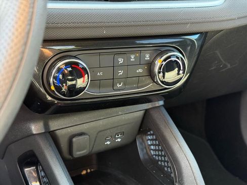 Used 2025 Chevrolet TrailBlazer LT FWD image 16