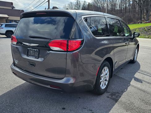 Used 2023 Chrysler Voyager LX image 9