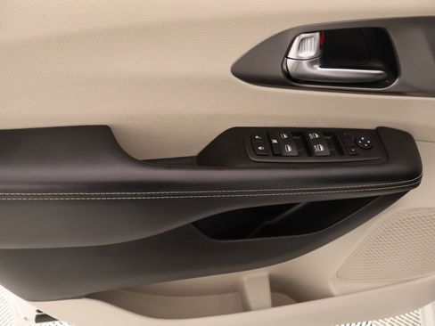 Used 2023 Chrysler Pacifica Touring-L FWD image 17