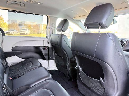 Used 2018 Chrysler Pacifica Touring-L image 21