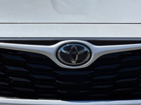 Used 2022 Toyota Highlander XLE AWD/4WD image 49