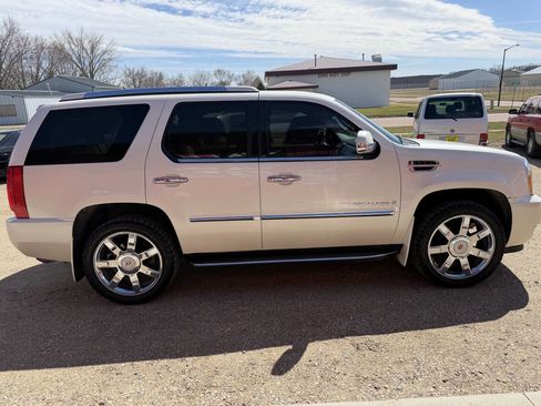 Used 2009 Cadillac Escalade AWD image 5