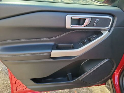 Used 2021 Ford Explorer XLT image 17