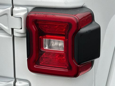 Used 2025 Jeep Wrangler Sahara image 49