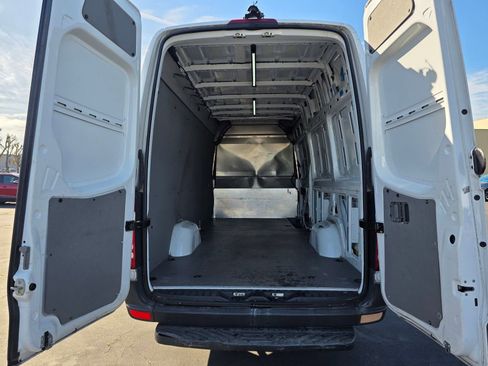 Used 2015 Mercedes-Benz Sprinter 2500 image 8