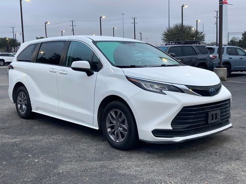 Used 2021 Toyota Sienna LE image 3