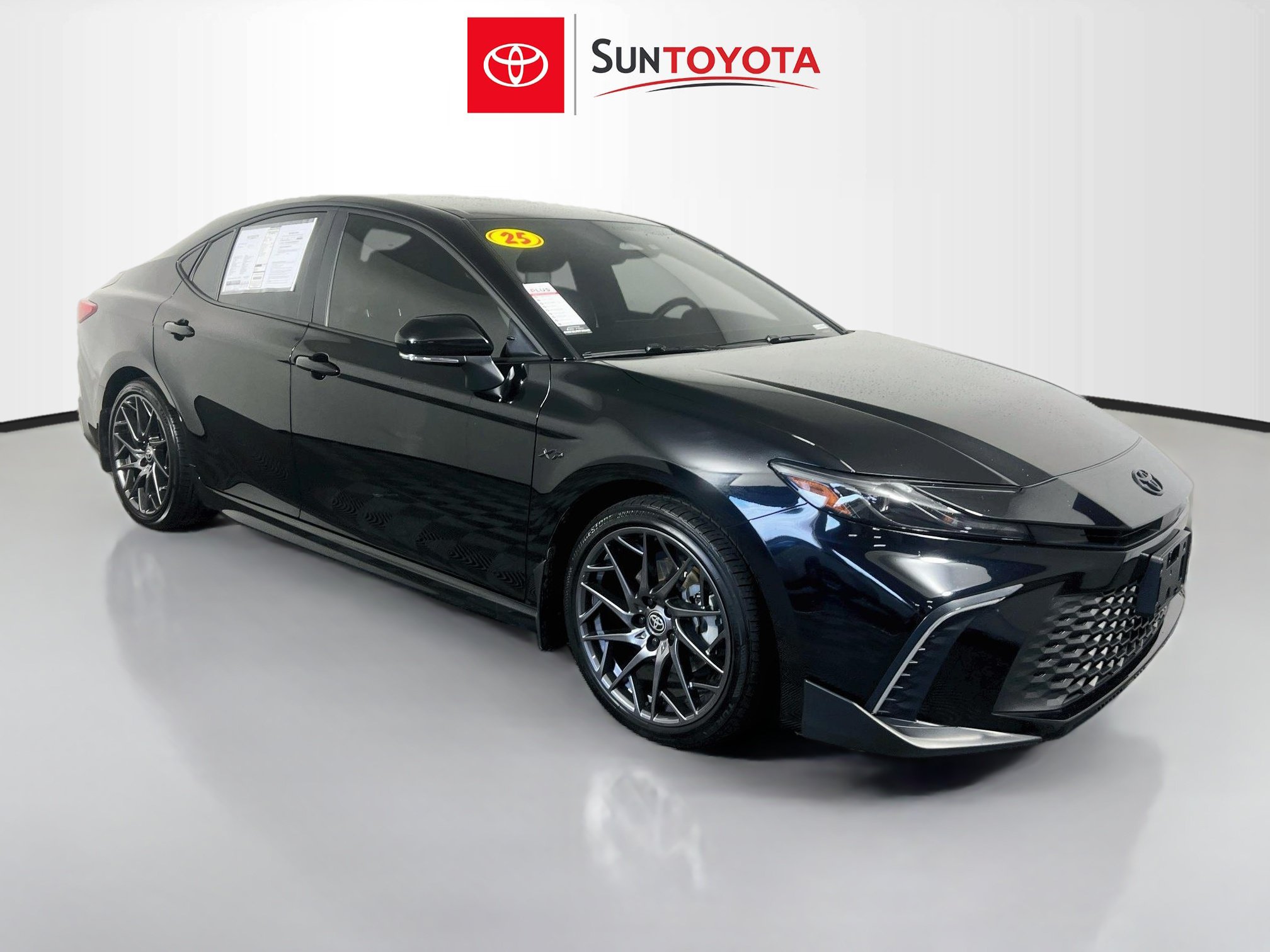 Used 2025 Toyota Camry SE FWD image 1
