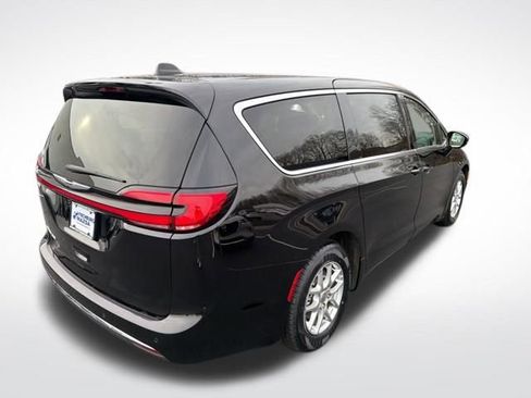 Used 2024 Chrysler Pacifica Touring-L image 7