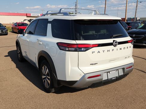 Used 2022 Nissan Pathfinder SL image 3