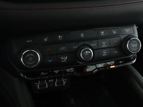 Used 2025 Dodge Durango GT AWD/4WD image 17
