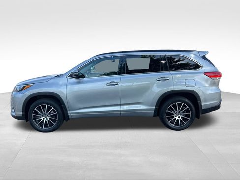 Used 2018 Toyota Highlander SE AWD/4WD image 2