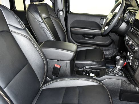Used 2024 Jeep Wrangler Unlimited Sahara w/ Technology Group AWD/4WD image 42