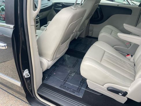 Used 2013 Chrysler Town & Country Touring-L w/ Entertainment Group #2 FWD image 38