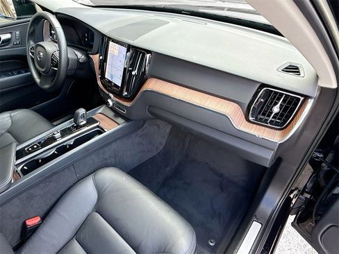 Used 2023 Volvo XC60 B5 Plus image 34