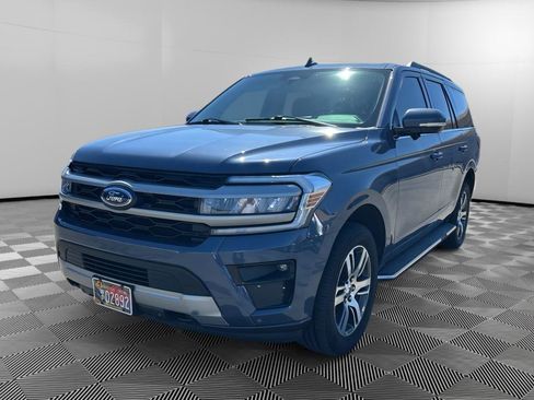 Used 2023 Ford Expedition XLT AWD/4WD image 3