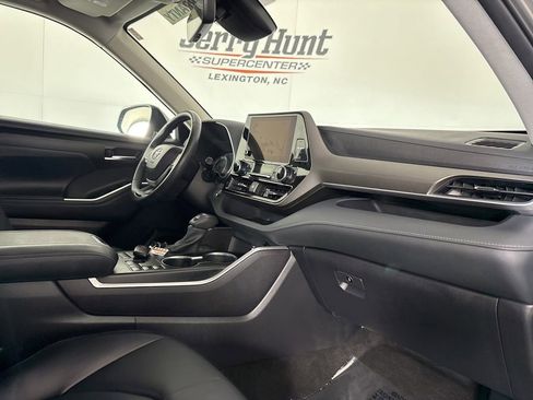 Used 2025 Toyota Highlander XLE AWD/4WD image 34