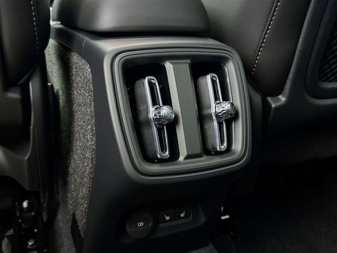 Used 2025 Volvo XC40 B5 Plus image 27
