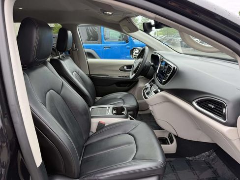 Used 2024 Chrysler Pacifica Touring-L FWD image 15