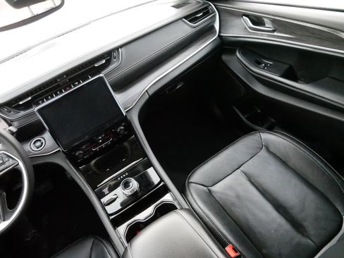 Used 2023 Jeep Grand Cherokee L Limited w/ Black Appearance Package image 11