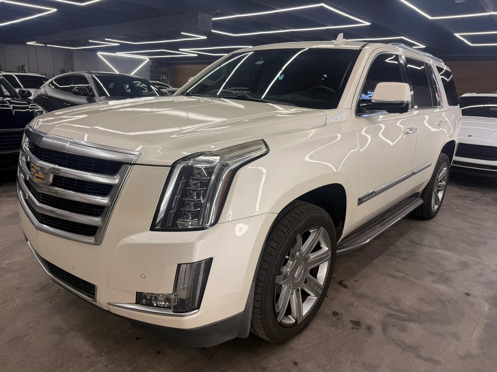 Used 2015 Cadillac Escalade Luxury RWD image 2