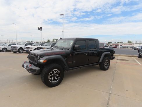 Used 2024 Jeep Gladiator Rubicon w/ Convenience Group AWD/4WD image 2