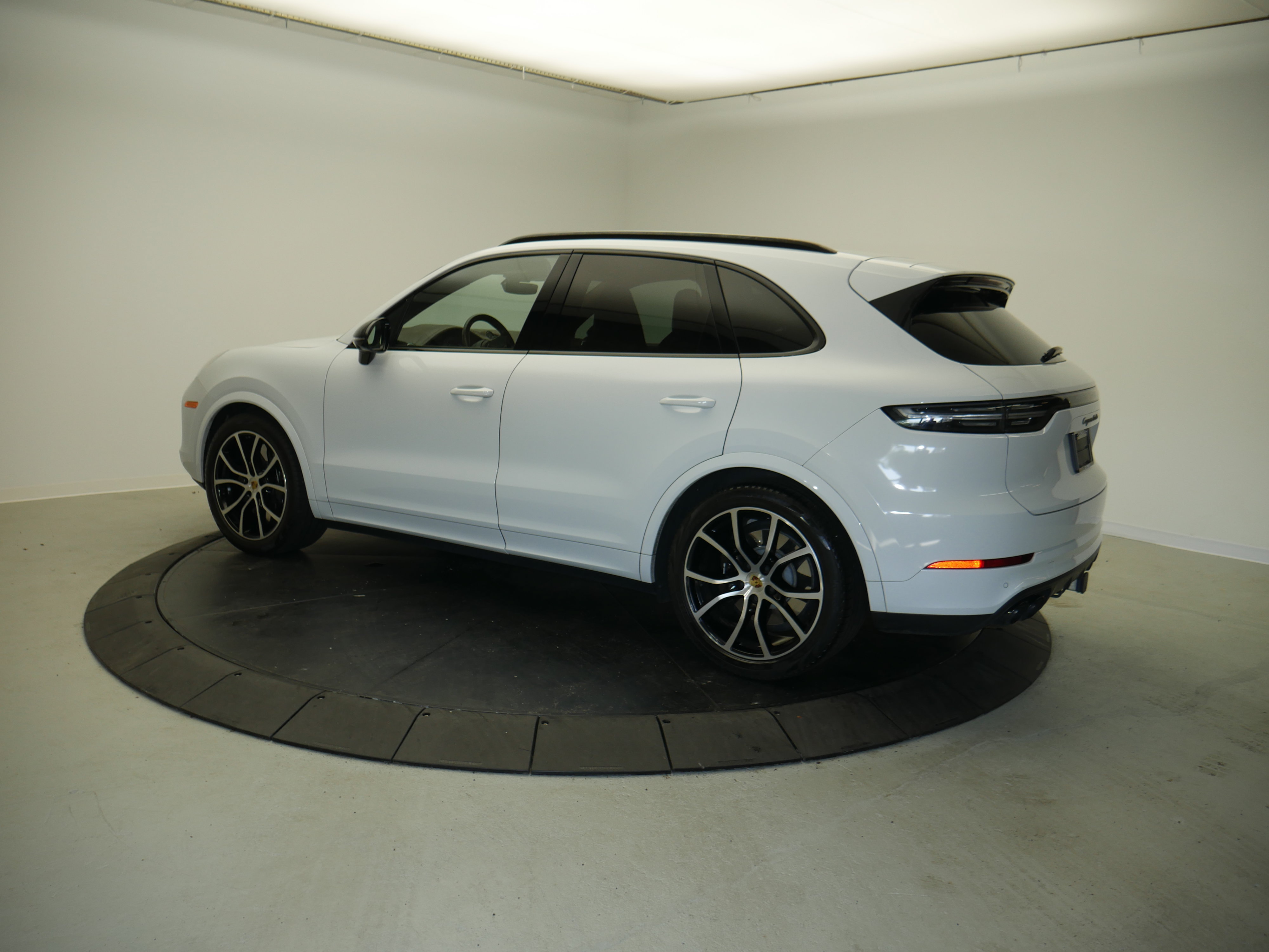 Certified 2023 Porsche Cayenne Turbo AWD/4WD image 3
