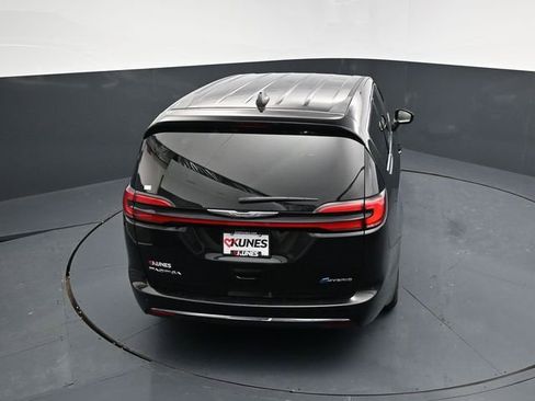 Used 2024 Chrysler Pacifica Select image 51