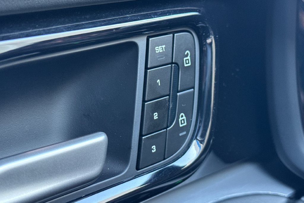 Used 2024 Porsche Panamera RWD image 32