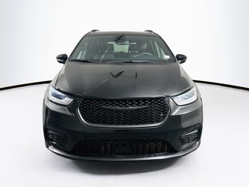 Used 2023 Chrysler Pacifica Touring-L w/ S Appearance Package FWD image 2