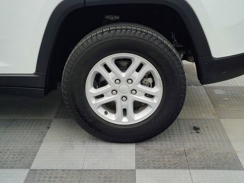 Used 2023 Jeep Grand Cherokee Laredo AWD/4WD image 14