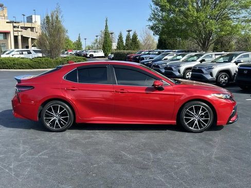 Used 2021 Toyota Camry SE image 3