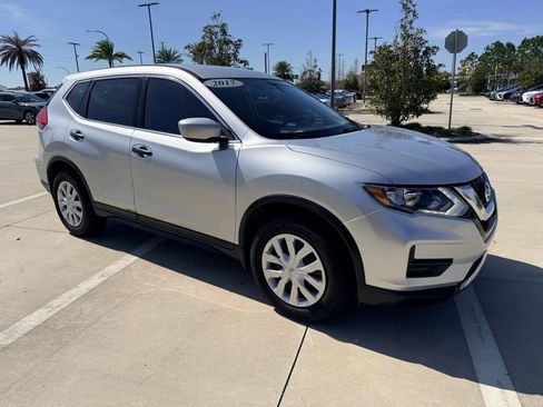 Used 2017 Nissan Rogue S image 4